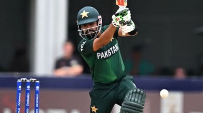 রোহিতকে পেছনে ফেলে বিশ্বরেকর্ড গড়লেন বাবর