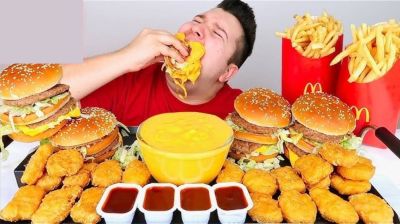 অতিরিক্ত খাওয়ার অভ্যাস ভোগাচ্ছে? এড়িয়ে চলতে পারেন এই ৮ উপায়ে