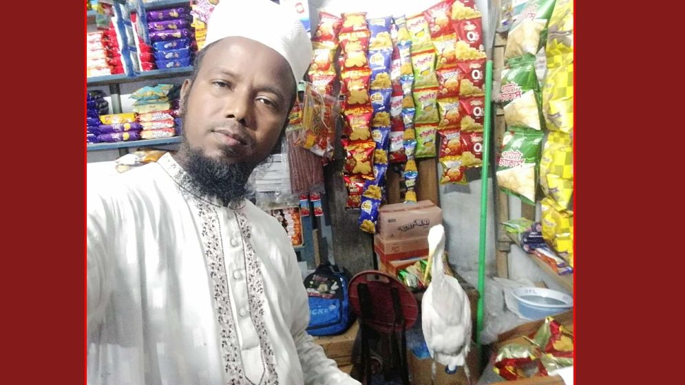 সেই বক ফিরে এসেছে হেমায়েতের কাছে, বিস্মিত এলাকাবাসী