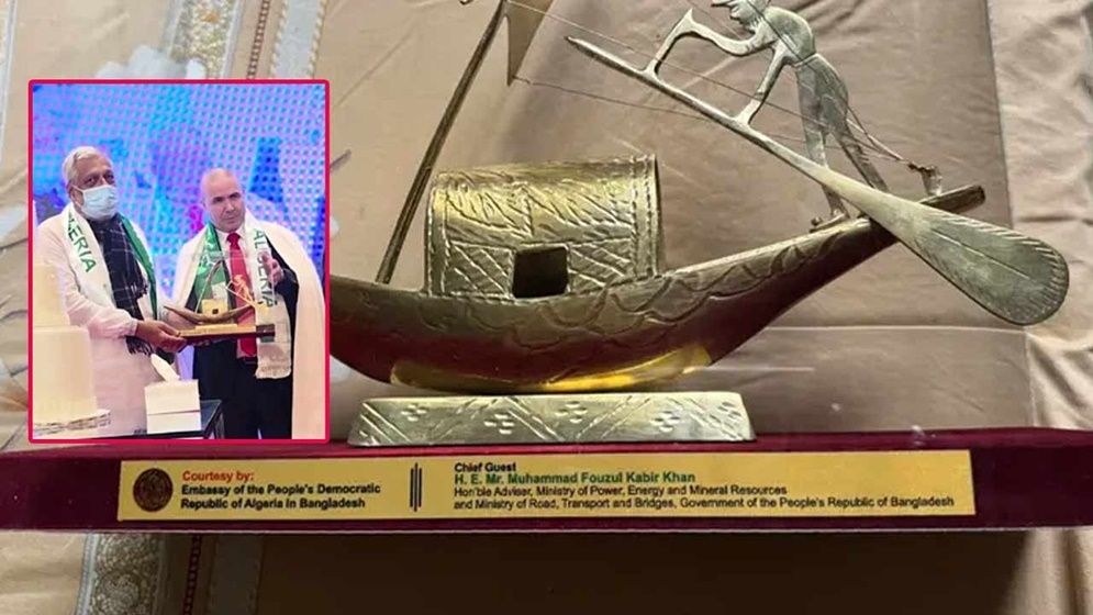 ‘নৌকা’ উপহার পেয়ে বিপাকে উপদেষ্টা, ফেসবুকে চাইলেন পরামর্শ