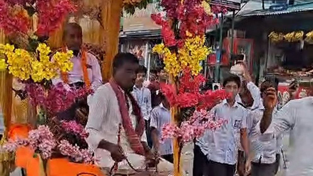 ঘোড়ারগাড়িতে চড়িয়ে শিক্ষকের রাজসিক বিদায়