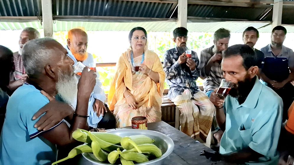 বৃষ্টিভেজা বিকালে চায়ের আড্ডায় রিতা