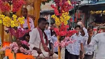 ঘোড়ারগাড়িতে চড়িয়ে শিক্ষকের রাজসিক বিদায়