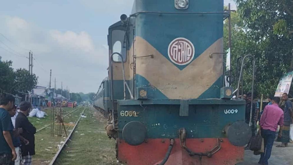 রাজবাড়ীতে শাটল ট্রেনের ইঞ্জিনের চাকা লাইনচ্যুত