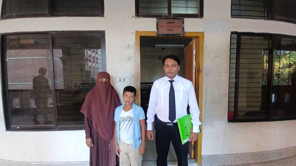 সন্তানের স্বীকৃতি পেতে দ্বারে দ্বারে ঘুরছে শিশু শাহাদাত