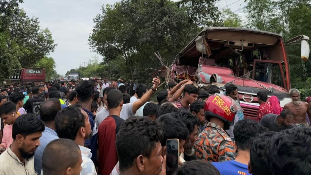 সড়ক দুর্ঘটনায় প্রাণ গেল ৯ জনের