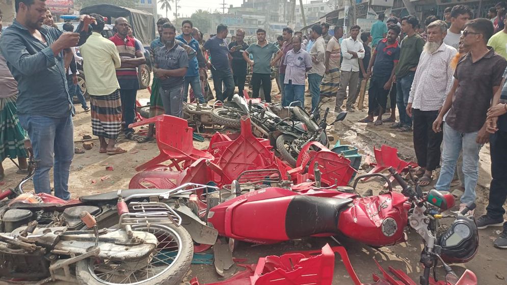 মেহেরপুরে বিএনপির দুপক্ষের সংঘর্ষে ১৯ মোটরসাইকেল ভাঙচুর-অগ্নিসংযোগ