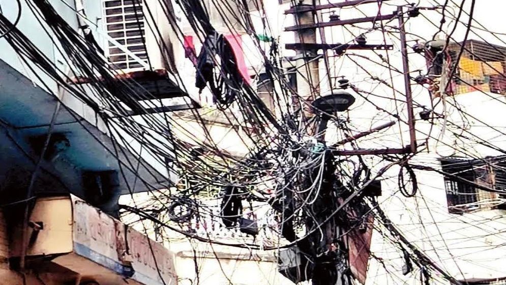 ঝুঁকিপূর্ণ বিদ্যুৎ সঞ্চালন লাইন