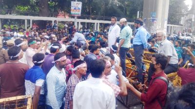 লংমার্চে পুলিশের বাধা, ফের রাস্তা অবরোধ শিক্ষকদের