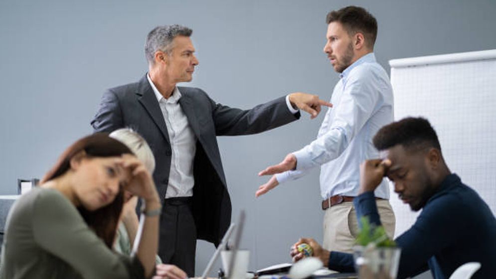 অফিসের টক্সিক কলিগদের যেভাবে সামলাবেন