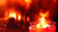 গ্যাস লিকেজ থেকে বিস্ফোরণে নারীসহ দগ্ধ ৩