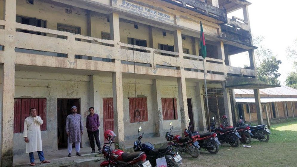 কর্মস্থলে অনুপস্থিত ১০ বছর, তবুও বেতন নিচ্ছেন মাদ্রাসা শিক্ষক!