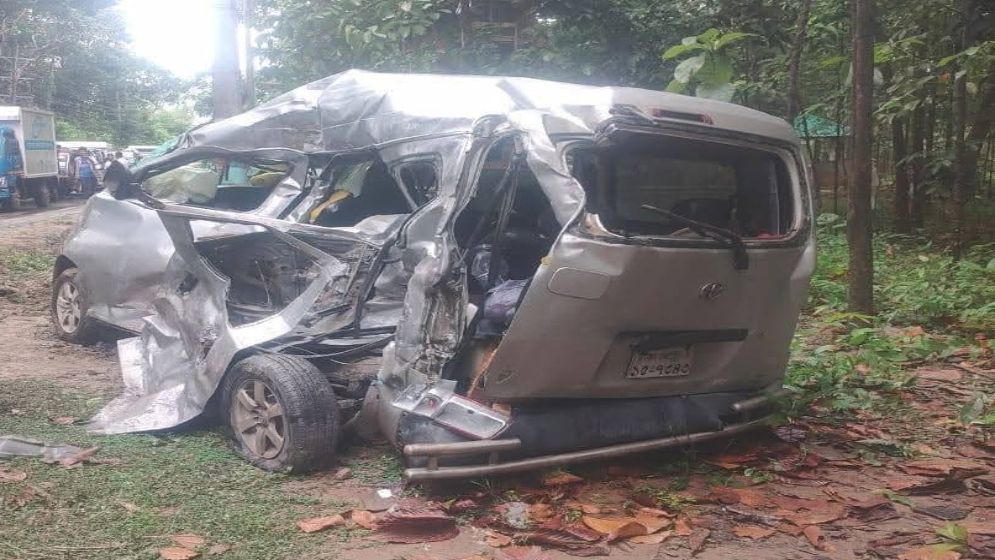 বাস-মাইক্রোবাস সংঘর্ষে প্রাণ গেল একই পরিবারের ৫ জনের