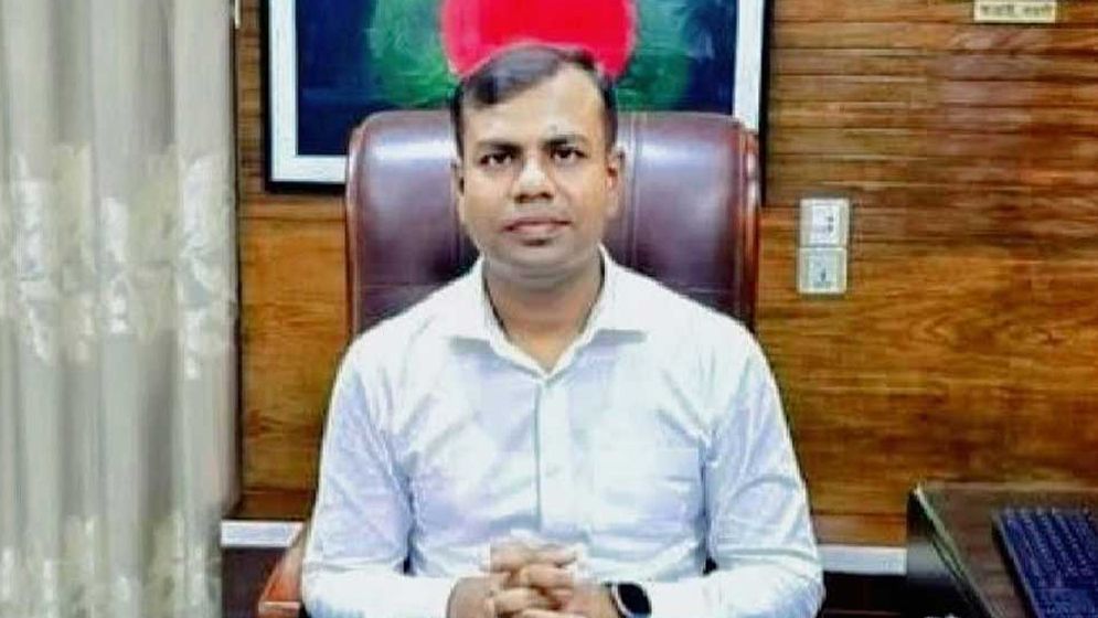 চাচাকে বাবা সাজিয়ে চাকরি নেওয়া নাচোলের সেই ইউএনওকে ওএসডি