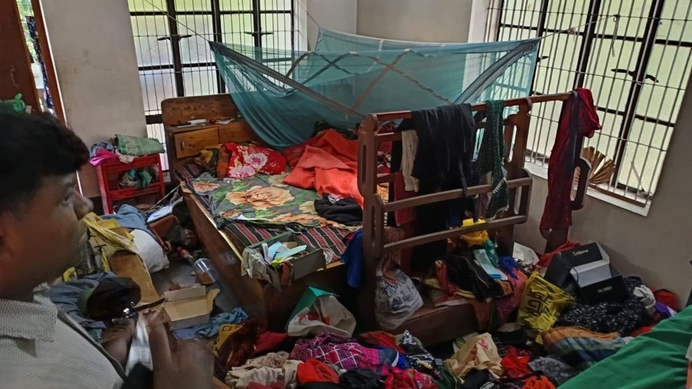 স্বামী-স্ত্রী ও মেয়েকে জিম্মি করে ১০ ভরি গহনা লুট