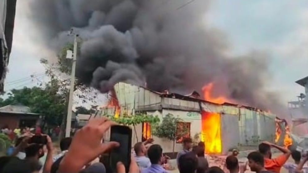 ঝুট গোডাউনে ভয়াবহ আগুন