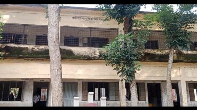 জরাজীর্ণ ভবনে পাঠদান, আতঙ্কে শিক্ষার্থীরা