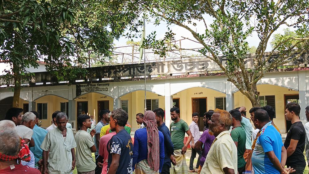 প্রধান শিক্ষকের বিরুদ্ধে ছাত্রীদের শ্লীলতাহানির অভিযোগ