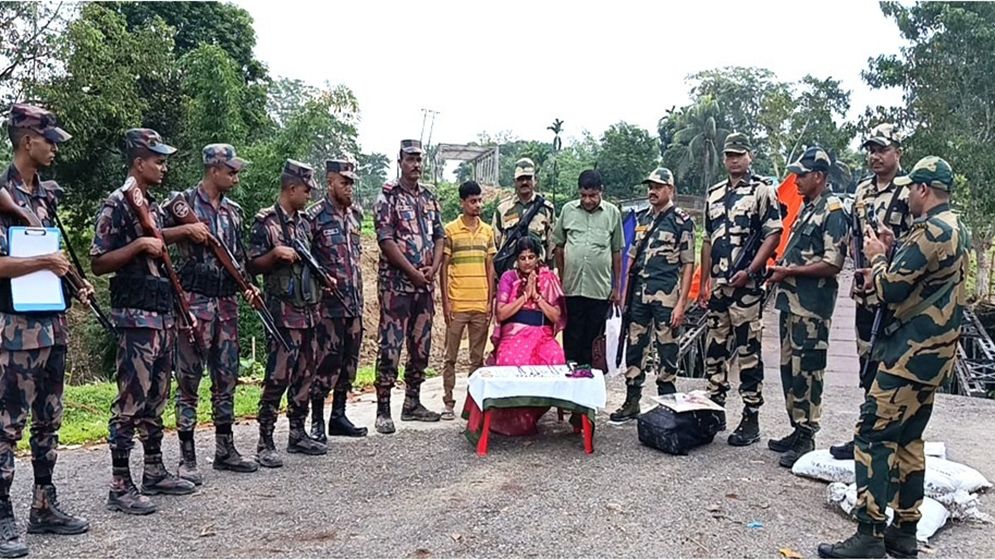৬ মাস পর স্বর্ণালংকারসহ ব্যাগ ফেরত দিয়েছে বিএসএফ