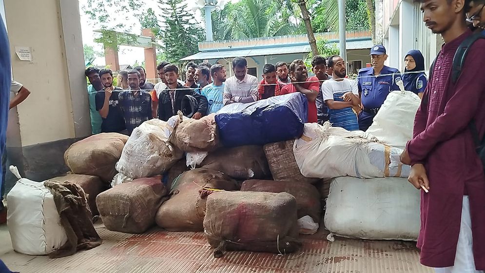 গাছের সঙ্গে ধাক্কা, মিলল কাভার্ডভ্যানভর্তি ভারতীয় শাড়ি