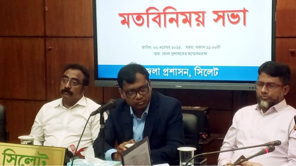 কাঁদলেন ডিসি সারওয়ার