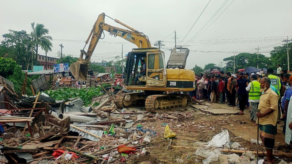 বাসস্ট্যান্ডের অবৈধ স্থাপনা উচ্ছেদে সওজের অভিযান