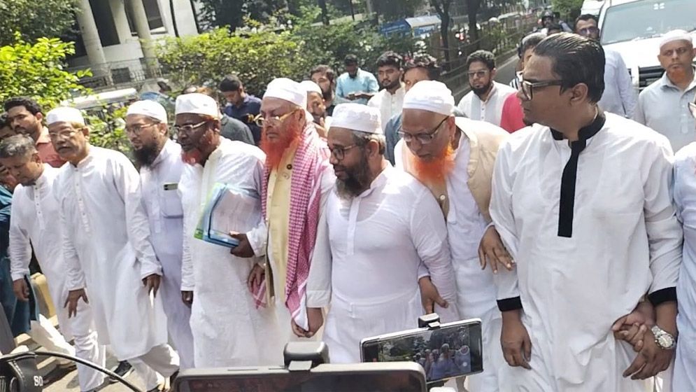 স্মারকলিপি নিয়ে যমুনায় ৮ দলের প্রতিনিধিরা