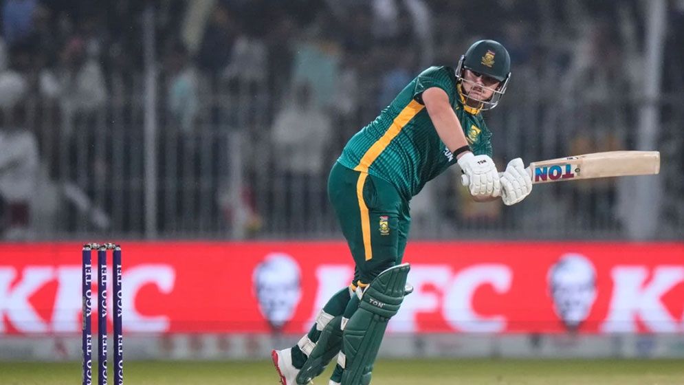 ডি কক ভোগাচ্ছেন পাকিস্তানকে