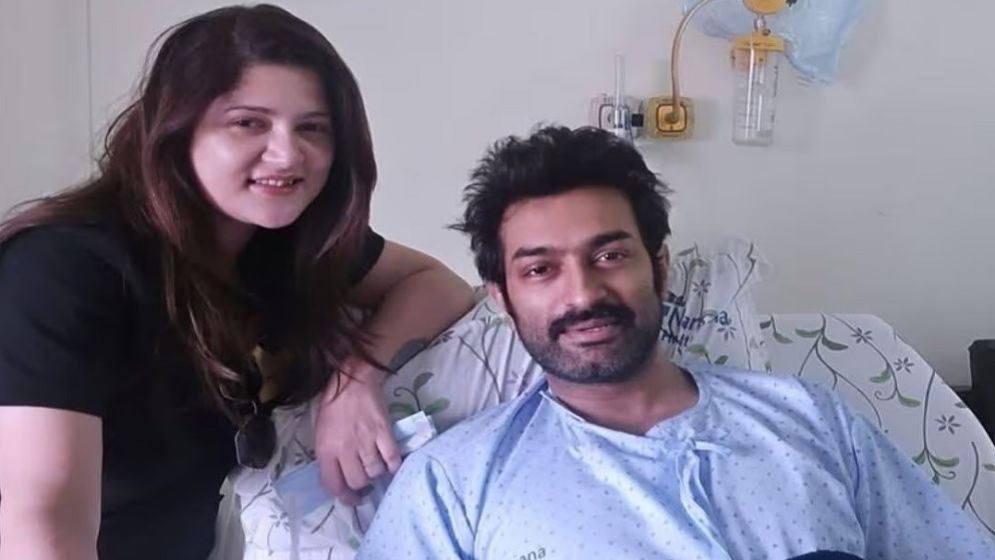 হাসপাতালে জিতুকে দেখতে শ্রাবন্তী