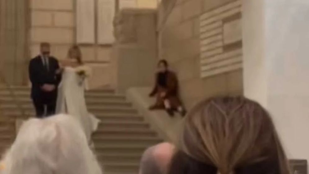 বধূ প্রবেশ করতেই ঘটল বিপত্তি, বিয়ের আসরে হাসির রোল