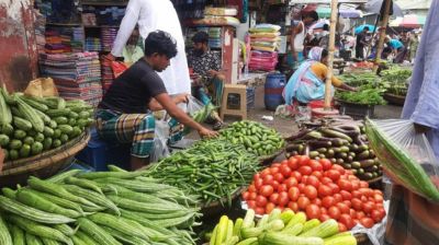 ঊর্ধ্বগতিতে চলা সবজির লাগাম টানল বৃষ্টি