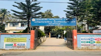 সিন্ডিকেটের দখলে ভূমি অফিস