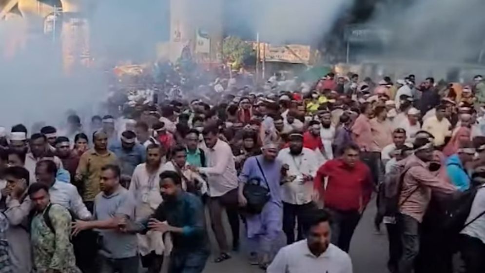 প্রাথমিক শিক্ষকদের পদযাত্রায় পুলিশের বাধা, সাউন্ড গ্রেনেড নিক্ষেপ