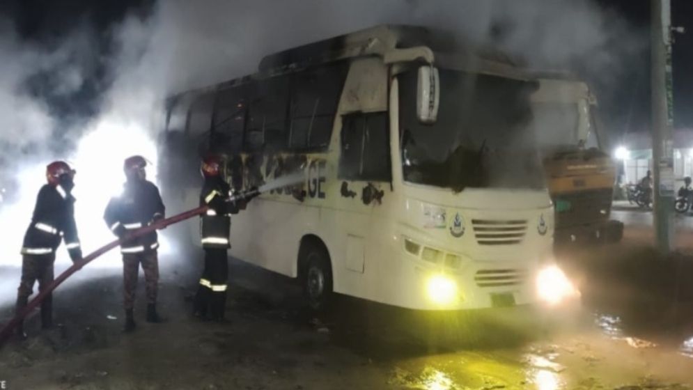 আগুনে পুড়ল কোমলমতি শিক্ষার্থীদের স্কুলবাস