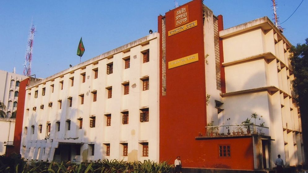 বেতার ভবনের সামনে হাতবোমা বিস্ফোরণ