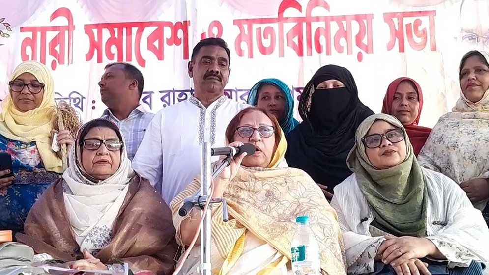 ভোটযুদ্ধের ঢেউ: স্বামী মির্জা ফখরুলের পাশে রাহাত আরা