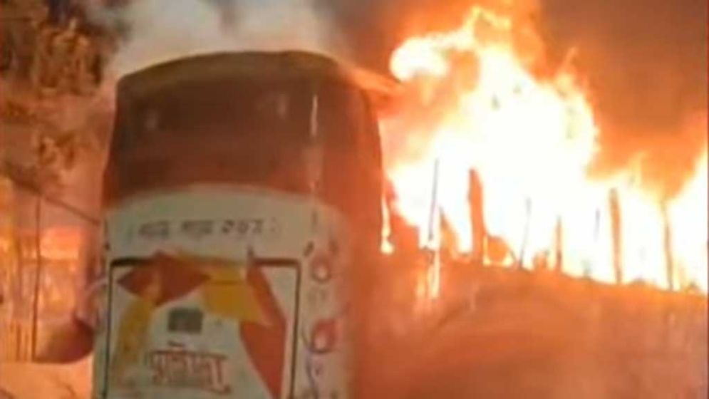 রাজধানীতে ৩ বাসে আগুন