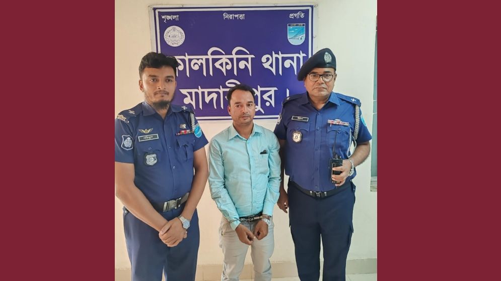 চাঁদাবাজি মামলায় নিষিদ্ধ ছাত্রলীগ নেতা গ্রেফতার