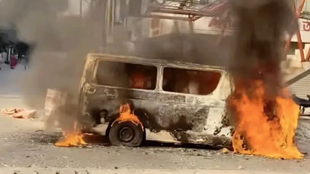 উত্তরায় মাইক্রোবাসে আগুন