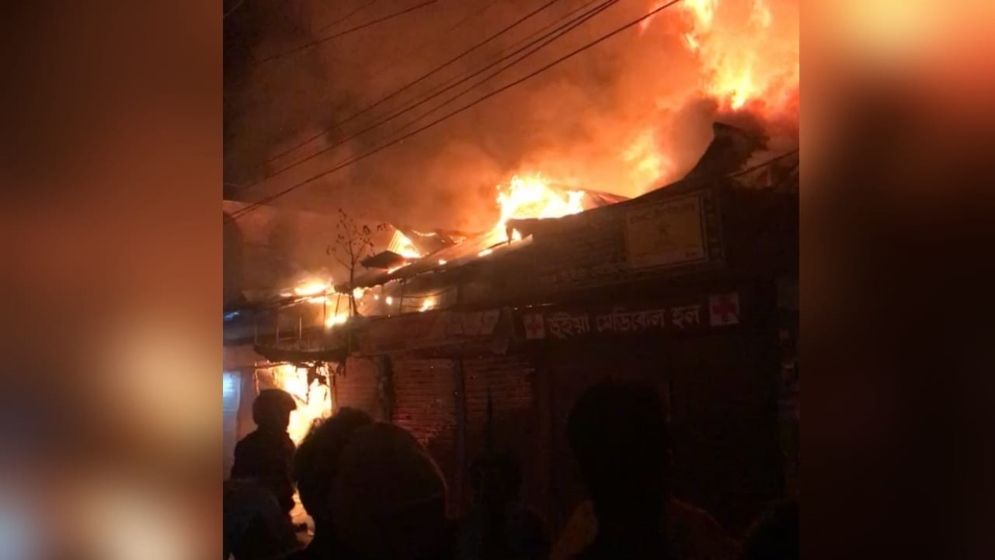 ভয়াবহ আগুনে ১০ দোকান পুড়ে ছাই