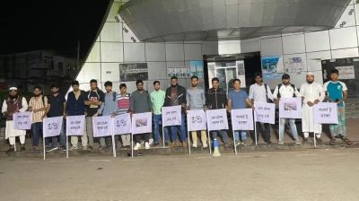 চরফ্যাশন থেকে সেতু ভবনের দিকে আসছেন শিক্ষার্থীরা