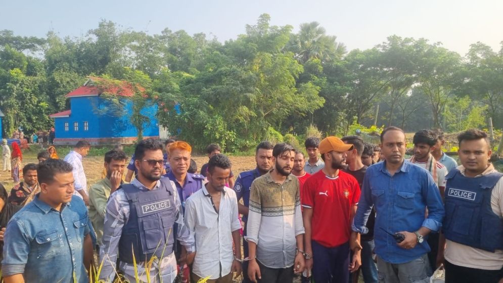 বোমা বানানোর সময় সরঞ্জামসহ ৩ যুবক আটক