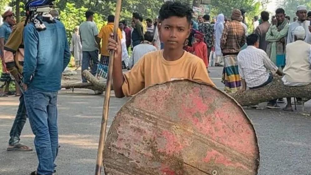 শিশুদের হাতে তুলে দেওয়া হয় দেশীয় অস্ত্র