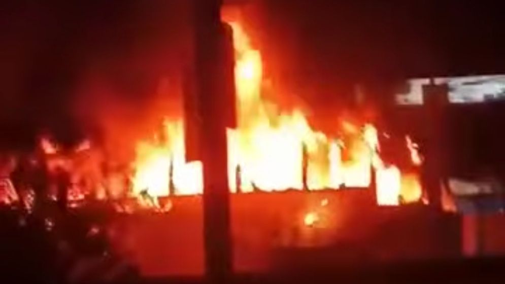 বিভিন্ন স্থানে ১০ বাস এক ট্রেনে আগুন