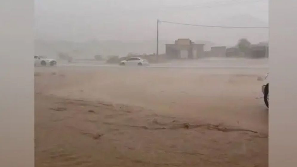 সৌদি আরবে হঠাৎ ভারী বৃষ্টি, মক্কায় রেড অ্যালার্ট