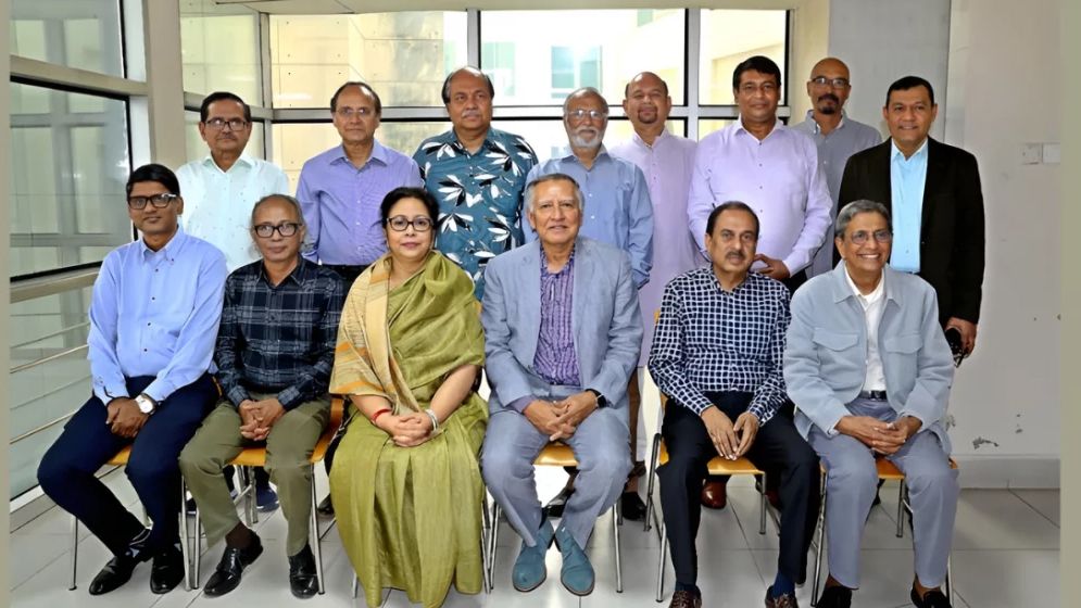 সম্পাদক পরিষদের সভাপতি নুরুল কবীর, সম্পাদক দেওয়ান হানিফ মাহমুদ