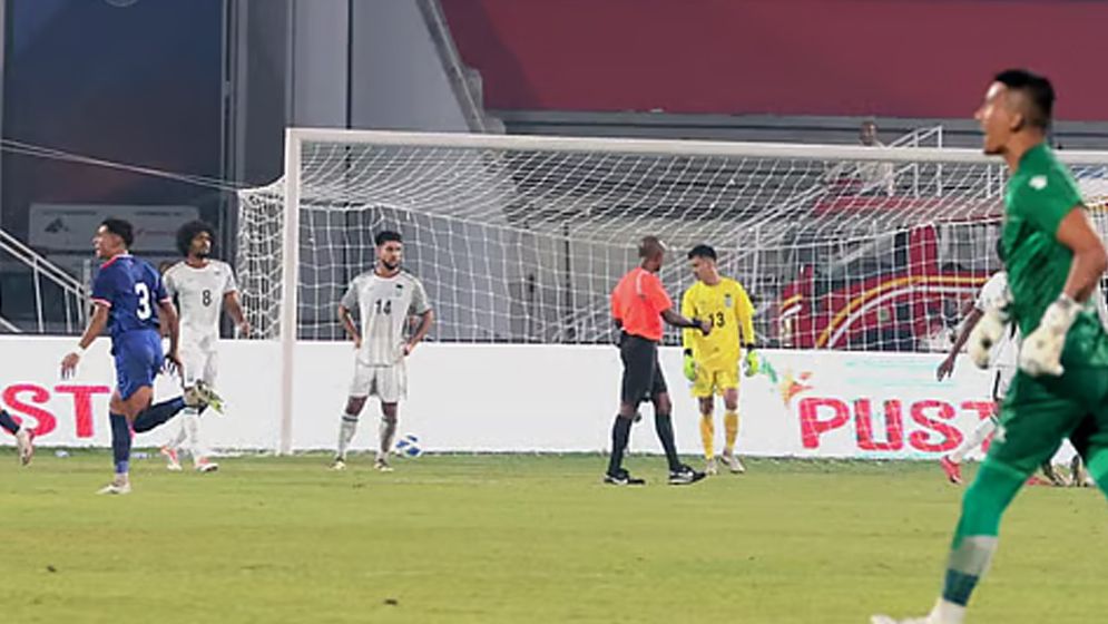 এক গোলে পিছিয়ে থেকে বিরতিতে গেল বাংলাদেশ