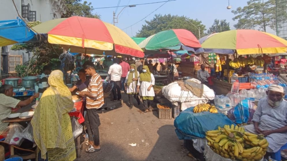 ঢামেকের ফুটপাত হকারের দখলে