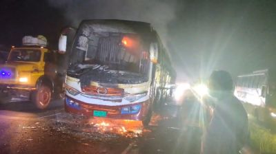 ঢাকা-টাঙ্গাইল মহাসড়কে যাত্রীবাহী বাসে আগুন