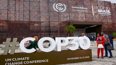 মেঝেতে বসেই খেতে হয়েছে অতিথিদের